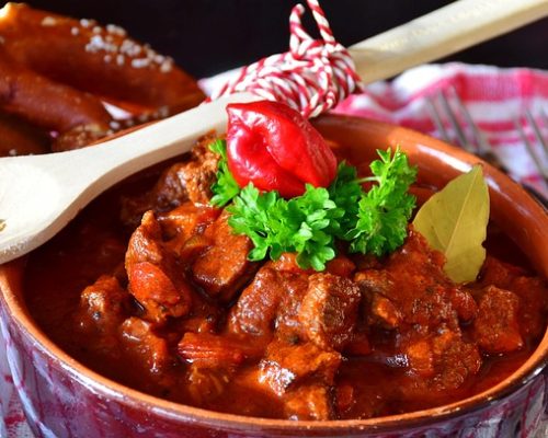 Posedenie pri guláši